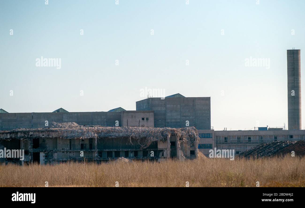 Arneburg, Deutschland. April 2020. Die Ruinen des Kernkraftwerks Stendal. Einige der für das Kernkraftwerk errichteten Gebäude sind noch heute im Einsatz. Die Bauarbeiten an den Reaktoren des Kernkraftwerks sollen 1981 begonnen haben. 1991 erfolgte die offizielle Baustopp. Das Kernkraftwerk Stendal war nie ans Netz angeschlossen worden. Heute sind nur noch Ruinen und wirtschaftliche oder Sicherheitsgebäude zu sehen. Quelle: Klaus-Dietmar Gabbert/dpa-Zentralbild/ZB/dpa/Alamy Live News Stockfoto