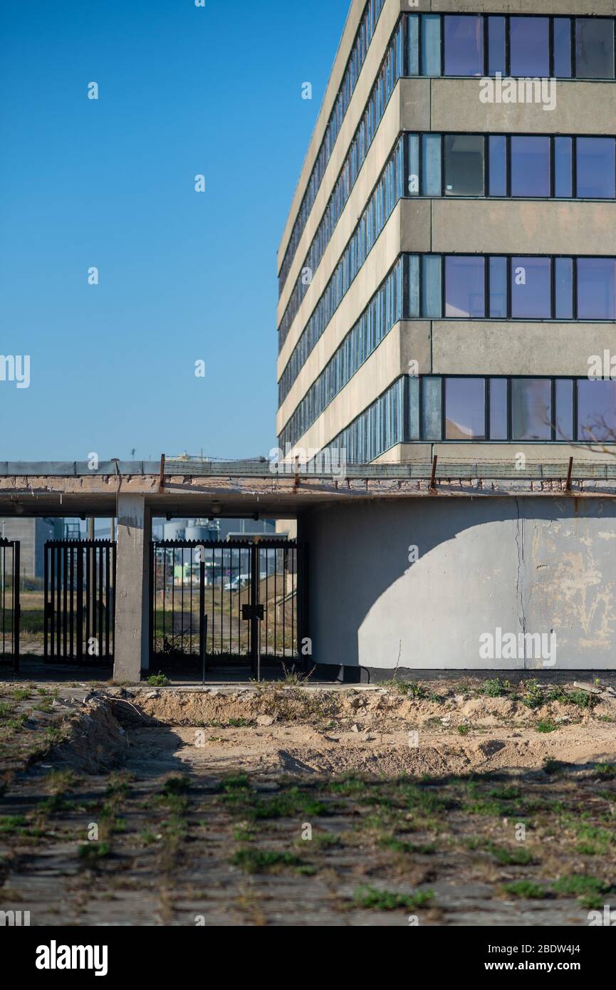 Arneburg, Deutschland. April 2020. Gebäude des Kernkraftwerks Stendal. Einige der für das Kernkraftwerk errichteten Gebäude sind noch heute im Einsatz. Die Bauarbeiten an den Reaktoren des Kernkraftwerks hätten 1981 beginnen sollen. 1991 wurde der offizielle Baustopp erklärt. Das Kernkraftwerk Stendal war nie ans Netz angeschlossen worden. Heute sind nur noch Ruinen und wirtschaftliche oder Sicherheitsgebäude zu sehen. Quelle: Klaus-Dietmar Gabbert/dpa-Zentralbild/ZB/dpa/Alamy Live News Stockfoto