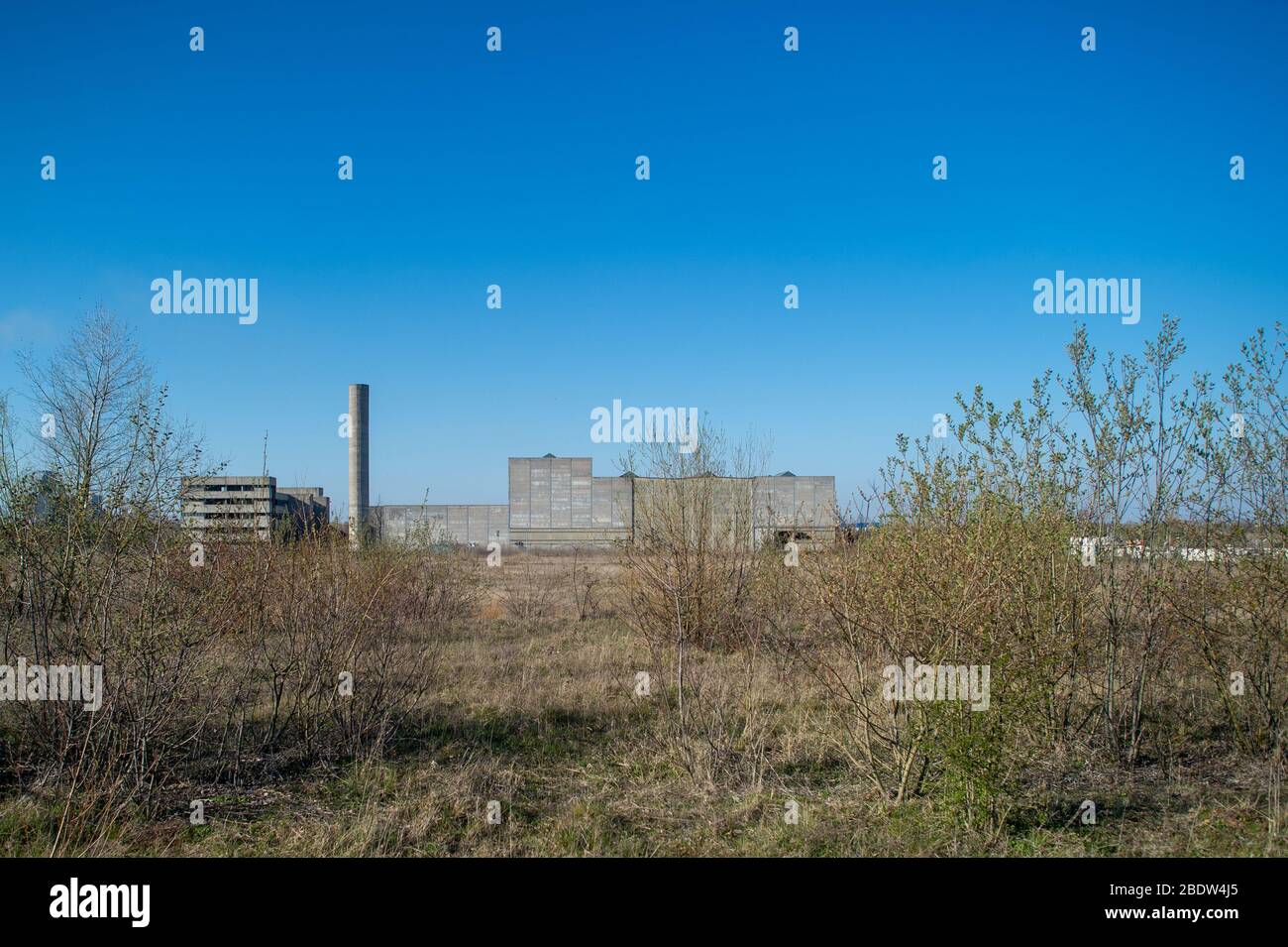 Arneburg, Deutschland. April 2020. Gebäude des Kernkraftwerks Stendal. Einige der für das Kernkraftwerk errichteten Gebäude sind noch heute im Einsatz. Die Bauarbeiten an den Reaktoren des Kernkraftwerks hätten 1981 beginnen sollen. 1991 wurde der offizielle Baustopp erklärt. Das Kernkraftwerk Stendal war nie ans Netz angeschlossen worden. Heute sind nur noch Ruinen und wirtschaftliche oder Sicherheitsgebäude zu sehen. Quelle: Klaus-Dietmar Gabbert/dpa-Zentralbild/ZB/dpa/Alamy Live News Stockfoto