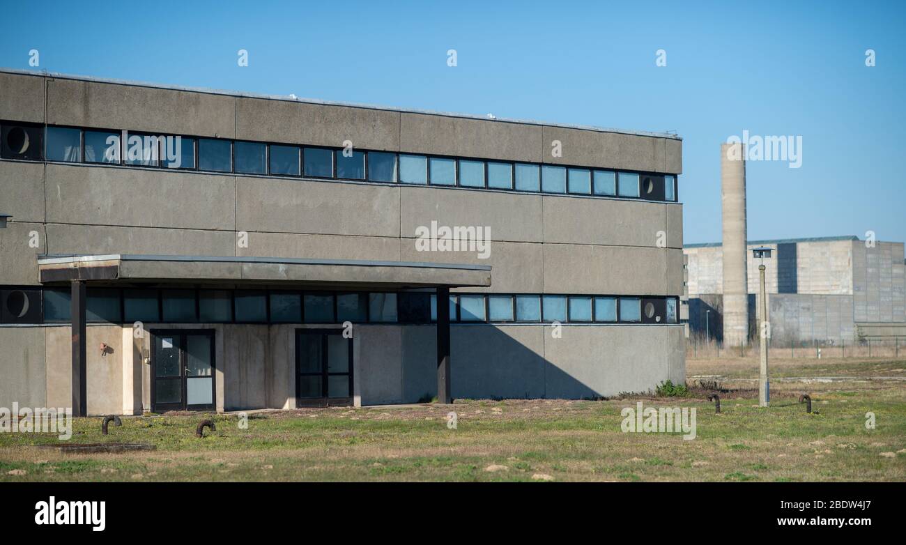 Arneburg, Deutschland. April 2020. Gebäude des Kernkraftwerks Stendal. Einige der für das Kernkraftwerk errichteten Gebäude sind noch heute im Einsatz. Die Bauarbeiten an den Reaktoren des Kernkraftwerks hätten 1981 beginnen sollen. 1991 erfolgte die offizielle Baustopp. Das Kernkraftwerk Stendal war nie ans Netz angeschlossen worden. Heute sind nur noch Ruinen und wirtschaftliche oder Sicherheitsgebäude zu sehen. Quelle: Klaus-Dietmar Gabbert/dpa-Zentralbild/ZB/dpa/Alamy Live News Stockfoto