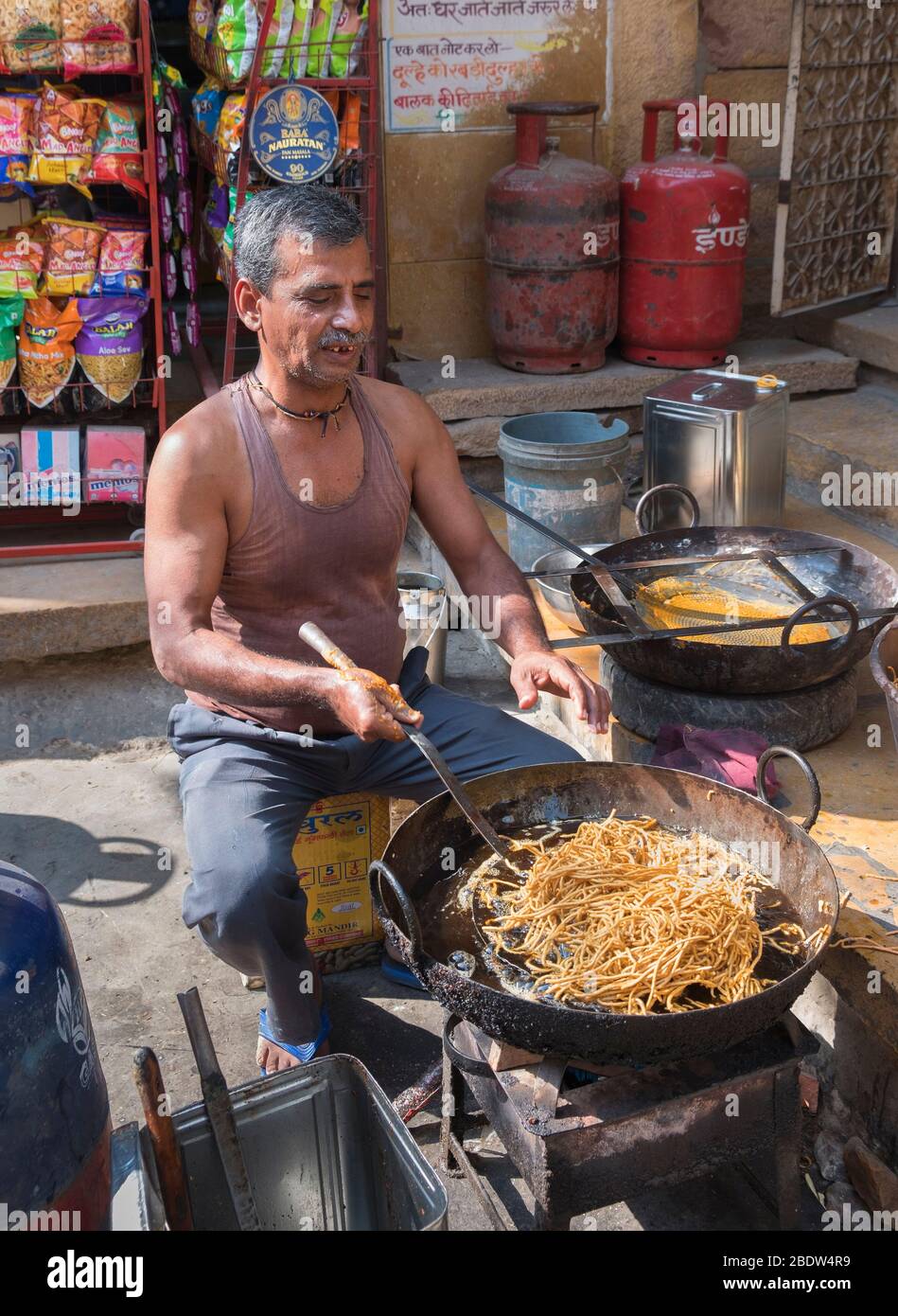 Mann macht sev - gebratene Kichererbsen Nudeln - Jaisalmer Rajasthan Indien Stockfoto