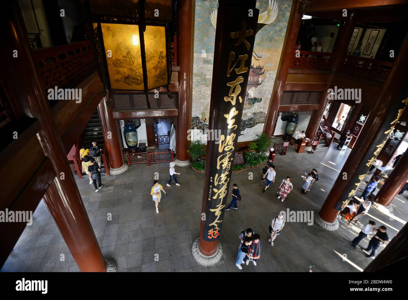 Gelber Kranturm, Blick auf das Innere und Keramik Wandgemälde. Wuhan, China Stockfoto