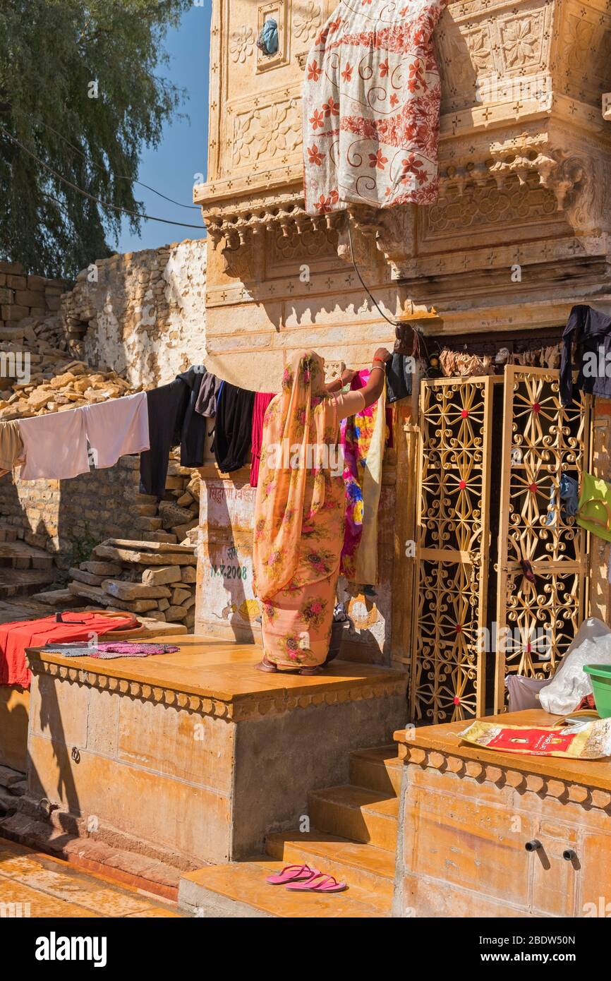 Indische Dame Trocknen Kleidung Jaisalmer Fort Rajasthan Indien Stockfoto