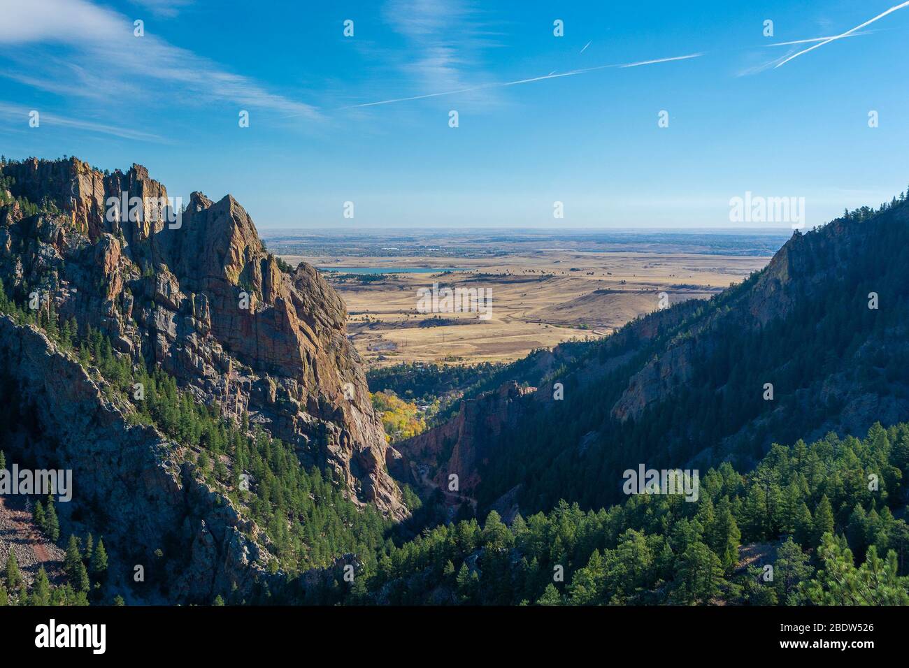 Eldorado Canyon mit Blick auf die Plains in Boulder County, Colorado an einem sonnigen Tag Stockfoto