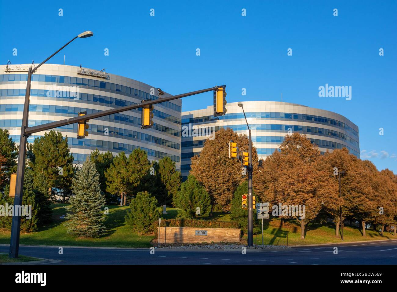 Denver Tech Center Gebäude an einem sonnigen Herbsttag Stockfoto