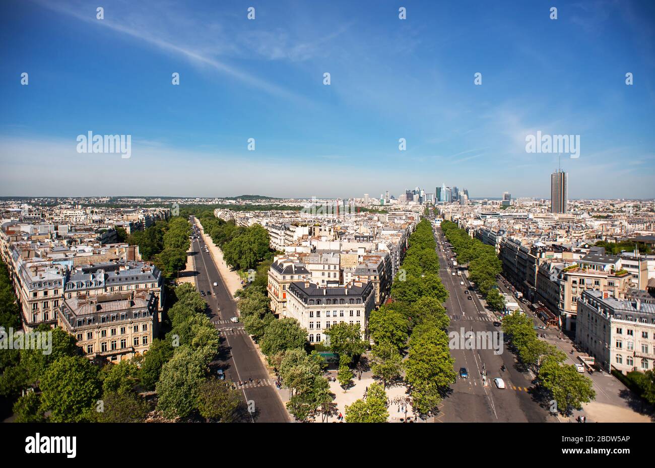 Skyline Von Paris. Geschäftsviertel La Defense, La Grande Armee Avenue und Avenue Foch. Blick vom Triumphbogen. Paris, Frankreich, Europa. Stockfoto