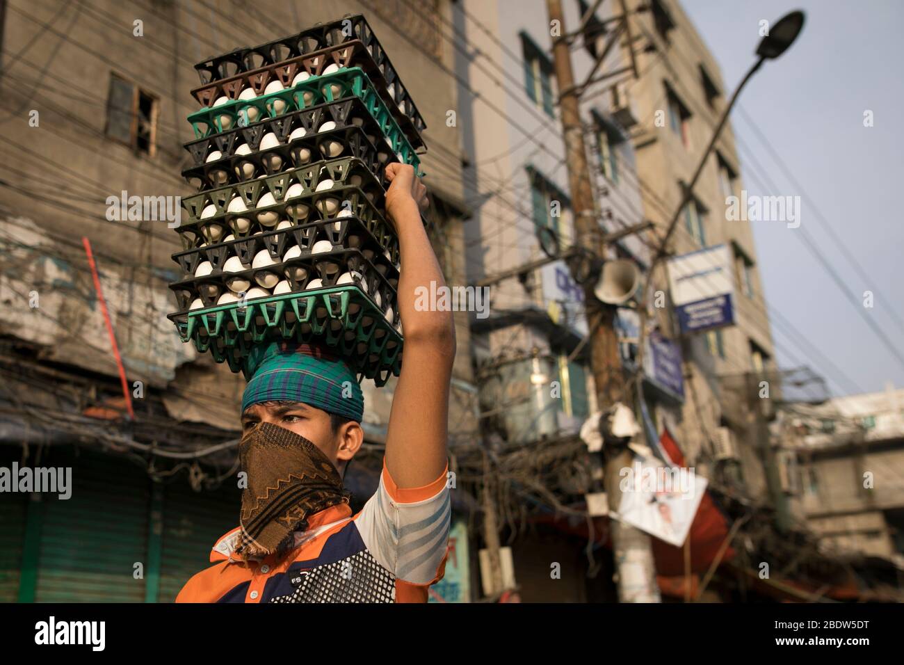 DHAKA, BANGLADESCH - APRIL 08: Eine Arbeit, die Eier während der von der Regierung auferlegten Lockdown als vorbeugende Maßnahme gegen das COVID-19 Coronavirus in DHA trägt Stockfoto