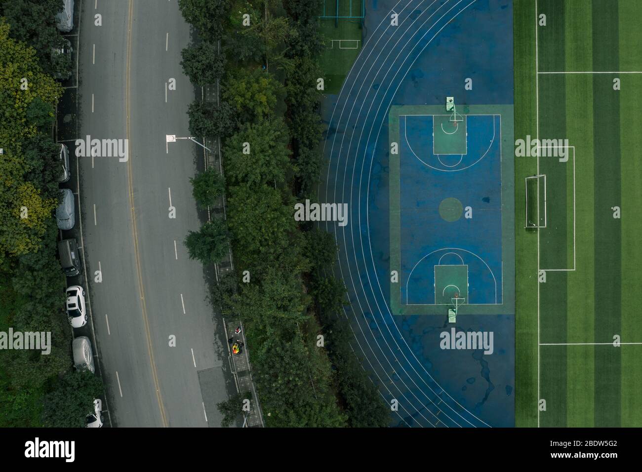 Luftaufnahme von Schulfußball Basketballplatz in Chongqing, südwestlich China städtischen Metropole Stockfoto