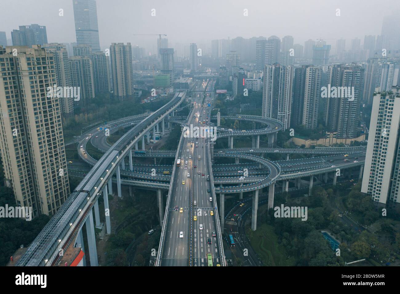 Luftdrohne, die von der Überführung über die Autobahn zur E'GongYan Brücke in Chongqing, China, geschossen wurde Stockfoto