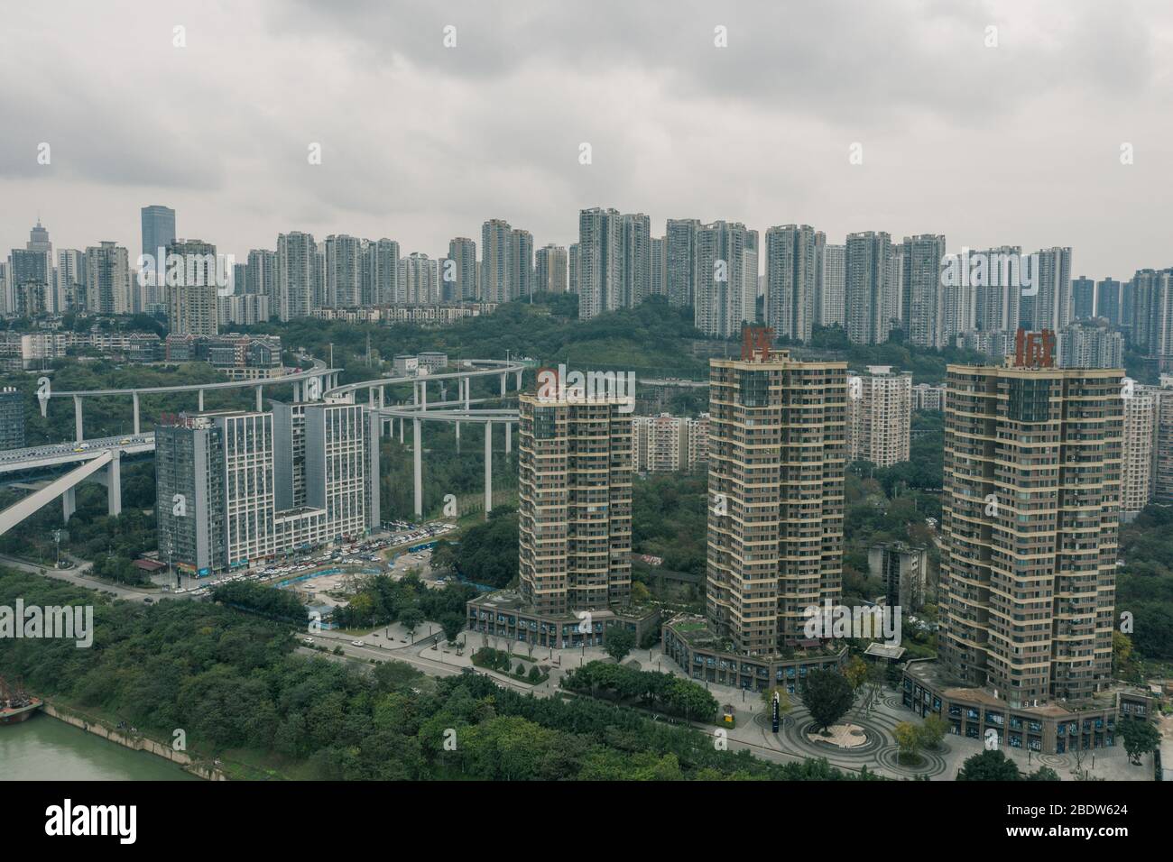 Chongqing, China - 19. Dez 2019: Luftdrohne schoss von überfüllten Wohngebäuden am Flussufer mit Überflug am Yangtze Fluss Stockfoto