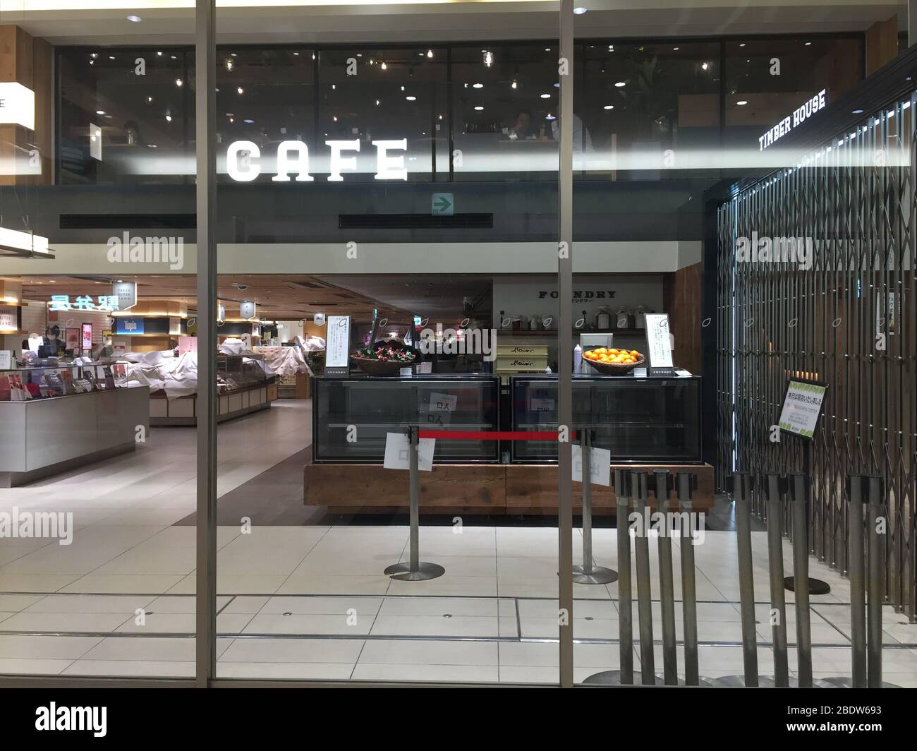 Am nächsten Tag in der Station Omiya, einer der am meisten frequentierten Stationen nach einem Notstand, der am 7. April für Tokio und sechs weitere Präfekturen erklärt wurde. Stockfoto