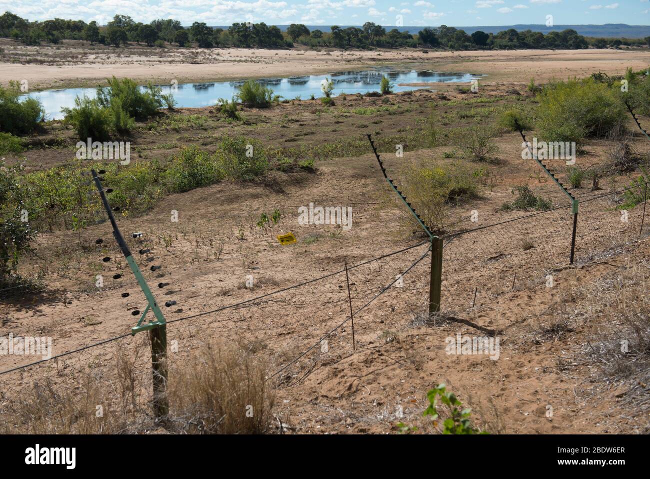 Blick auf den Fluss hinter dem elektrischen Zaun, Letaba Camp, Kruger National Park, Provinz Mpumalanga, Südafrika, Afrika Stockfoto