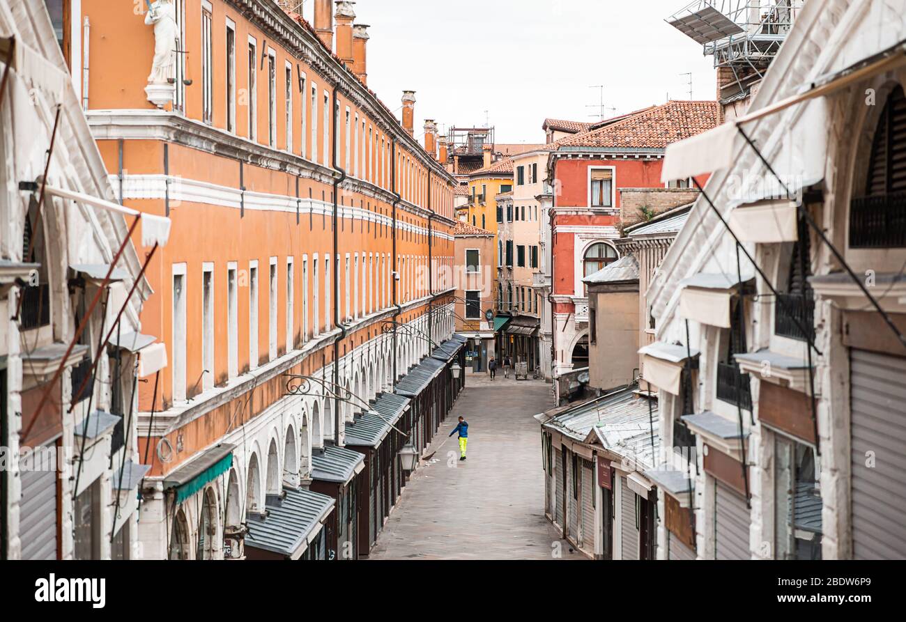 Venedig. Italien - 14. Mai 2019: Blick auf die Ruga dei Oresi Straße von der Rialtobrücke in Venedig. Italien. Früh Am Morgen. Stockfoto