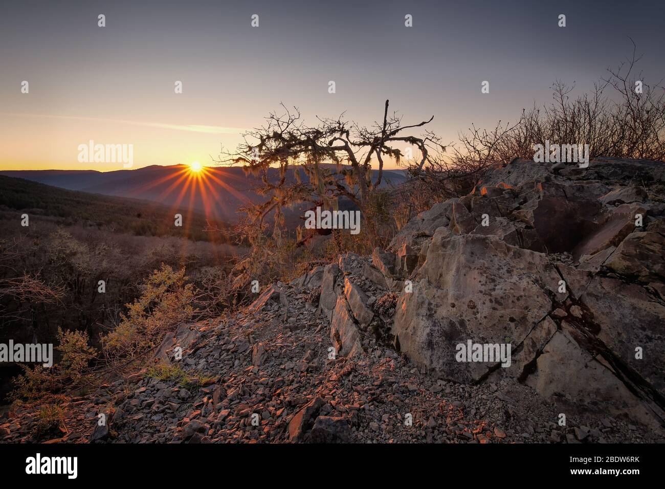 Farbbild eines wunderschönen Sonnenuntergangs mit Blick auf die bald Hills in Nordkalifornien. Stockfoto
