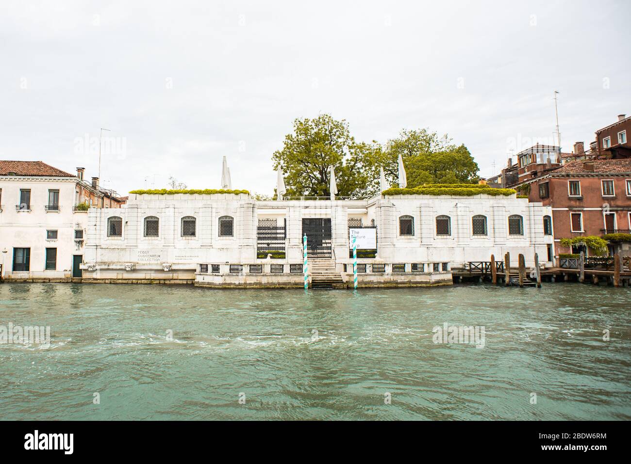 Venedig. Italien - 14. Mai 2019: Die Sammlung des Peggy Guggenheim Museums in Venedig. Italien. Blick auf die Fassade vom Canale Grande. Stockfoto