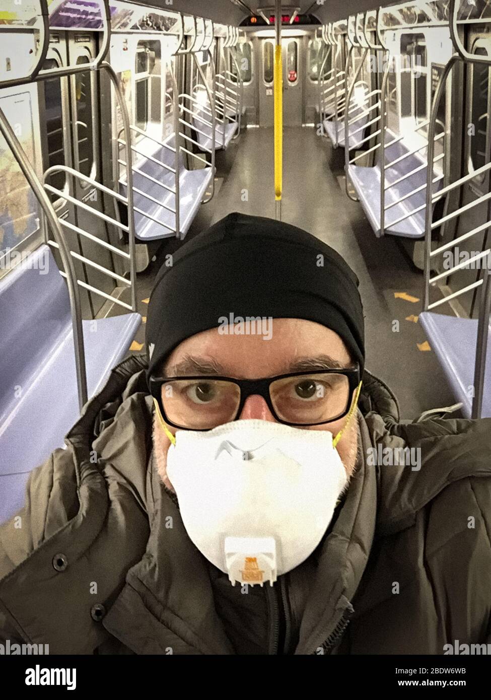 Passanger in der U-Bahn während der Coronavirus (COVID-19) Pandemie. Ney York City. USA 45, 50, 55, 60, 65 Jahre alt Stockfoto