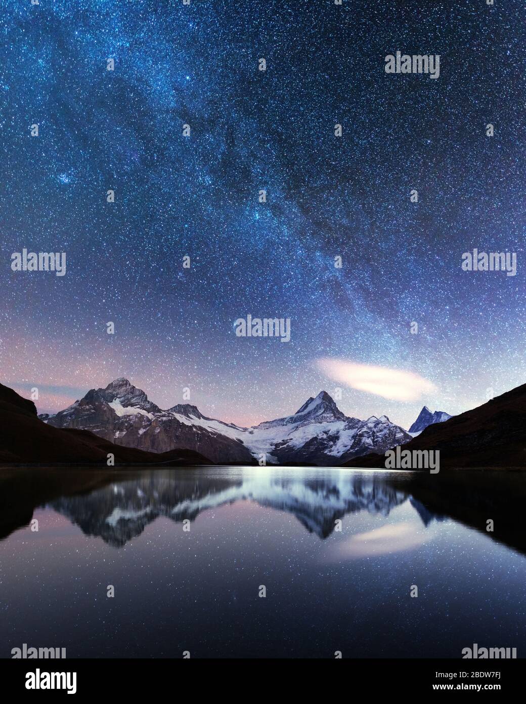 Unglaubliche nacht Bachalpsee See in den Schweizer Alpen. Schneebedeckten Gipfel des Wetterhorns Rosenhorn, Mittelhorn und für den Hintergrund. Tal von Grindelwald, Schweiz. Landschaft Astrofotografie Stockfoto
