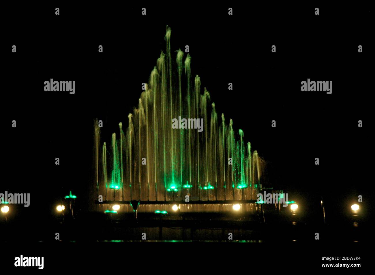 Musikalischer Brunnen mit farbenfroher Beleuchtung bei Nacht Stockfoto