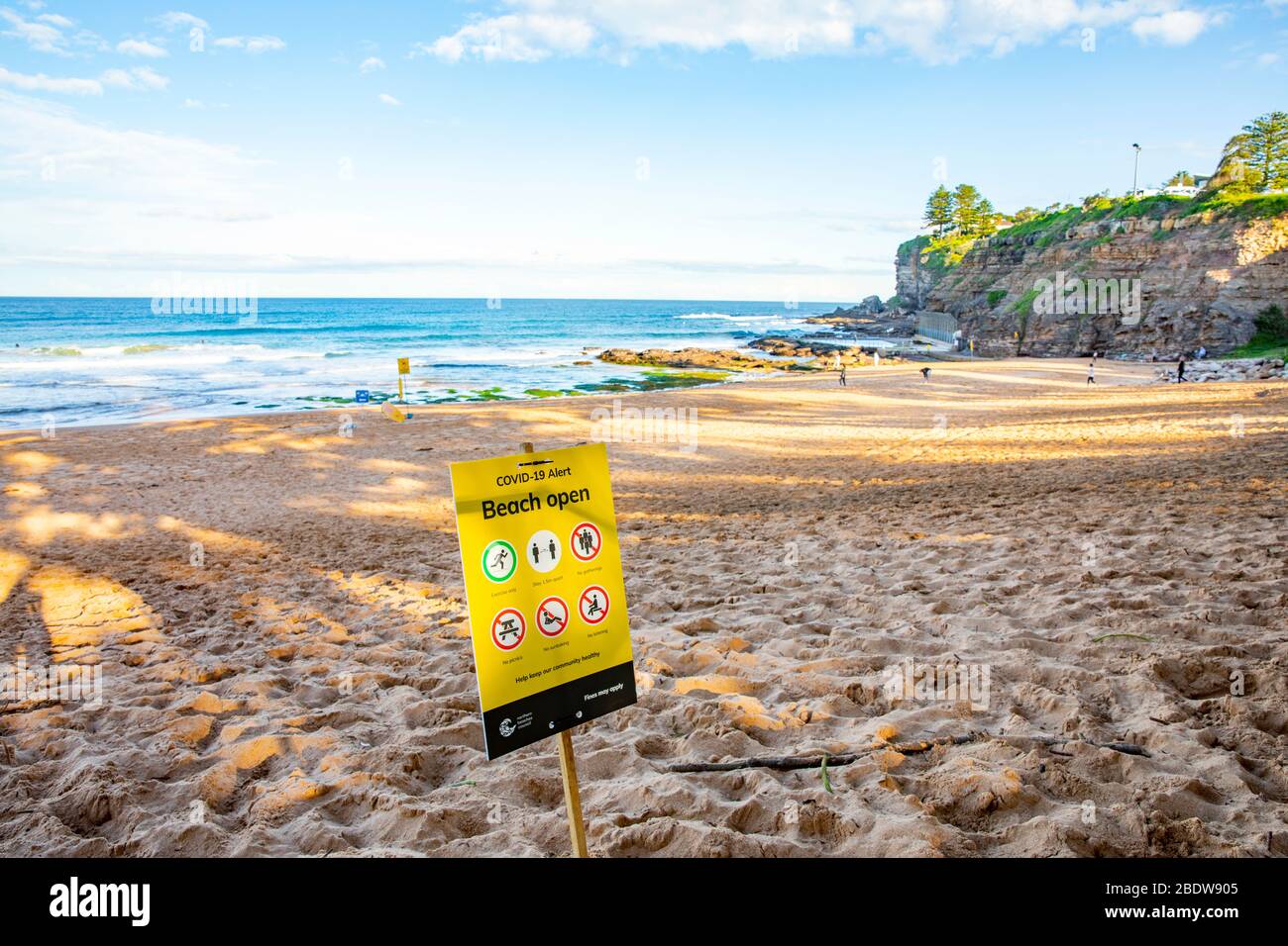 Sydney, Australien. Freitag, 10. April 2020. Eine Reihe von Sydneys Stränden sind für das lange Osterwochenende geschlossen worden, um die Menschen vom herumlungern und Sonnenbaden abzuhalten. Northern Beaches Council hat auch eine Reihe von Stränden offen gehalten, einschließlich Avalon Beach (Bild) Aber hat die Zeichen errichtet, die die Menschen erinnern, sich nicht zu sonnen und die soziale Distanzierung zu halten.. Credit Martin Berry/Alamy Live News Stockfoto