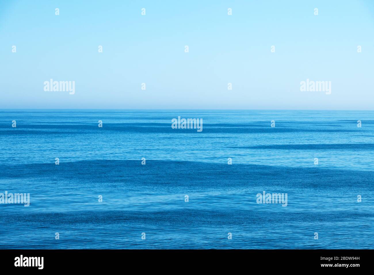 Ozeanwasser und blauer Himmel abstrakter Hintergrund. Wassertextur im Meer Stockfoto