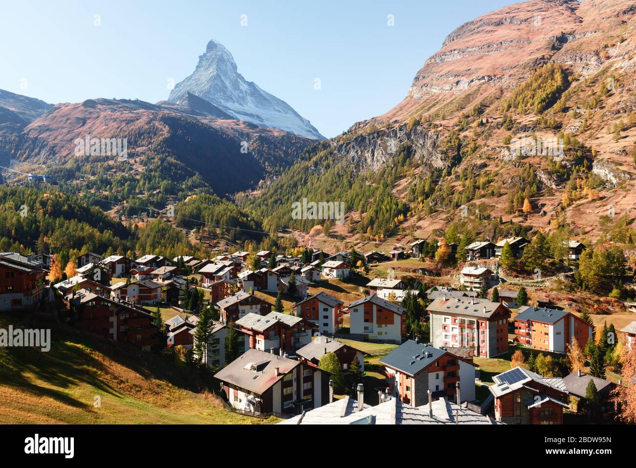 Malerischer Herbstblick auf die Zermatter Stadtstraße mit Matterhorn-Gipfel in den Schweizer Alpen. Schweiz, Europa. Landschaftsfotografie Stockfoto