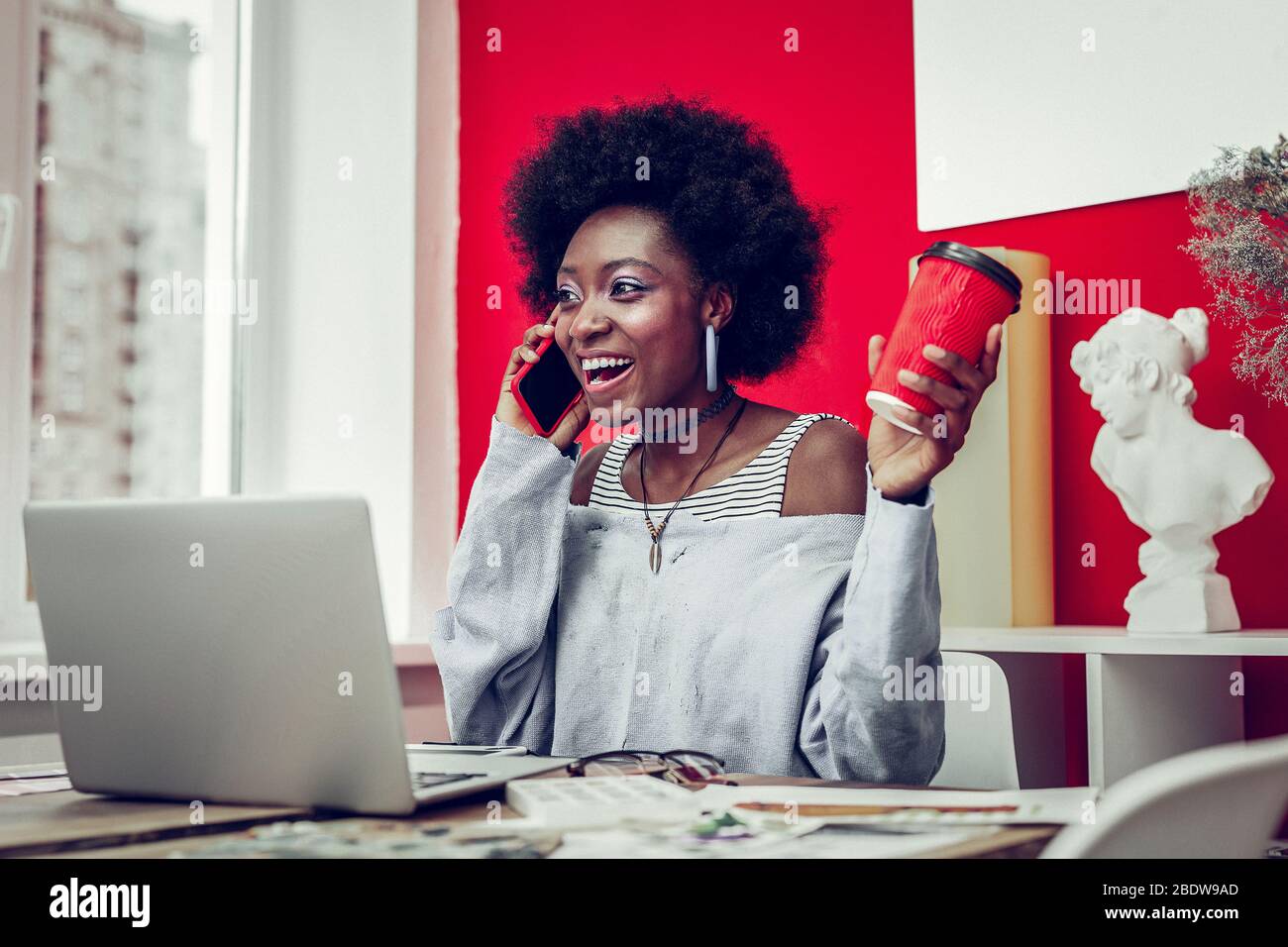 Erstaunlich afroamerikanischen Designer mit Pause während der Arbeit Stockfoto