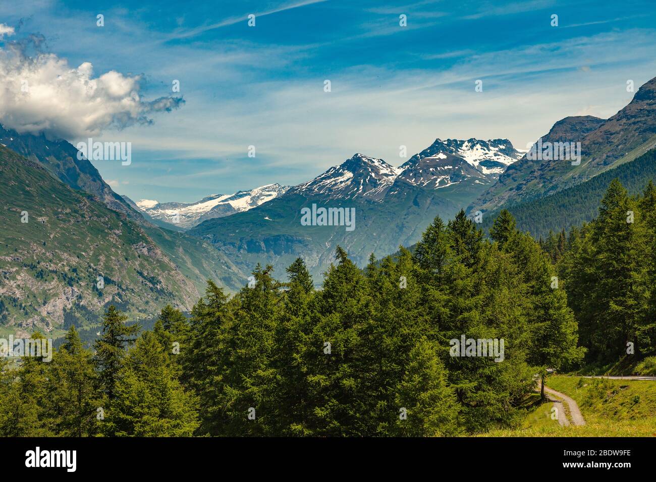 Berge, Täler und Wälder in Haute-Savoie, Frankreich Stockfoto