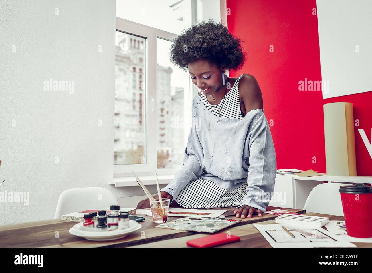 Zufrieden junge Frau Zeichnung Skizze des neuen Gebäudes Stockfoto