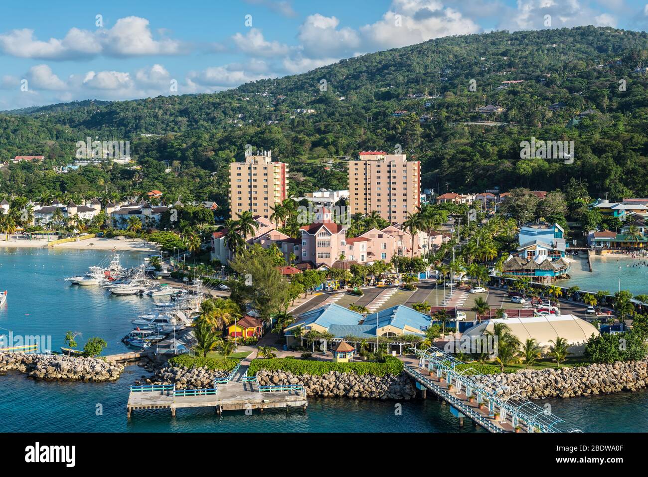 Ocho Rios, Jamaika - 22. April 2019: Blick vom Schiff zum Kreuzfahrtterminal auf der tropischen Karibikinsel Ocho Rios, Jamaika. Stockfoto