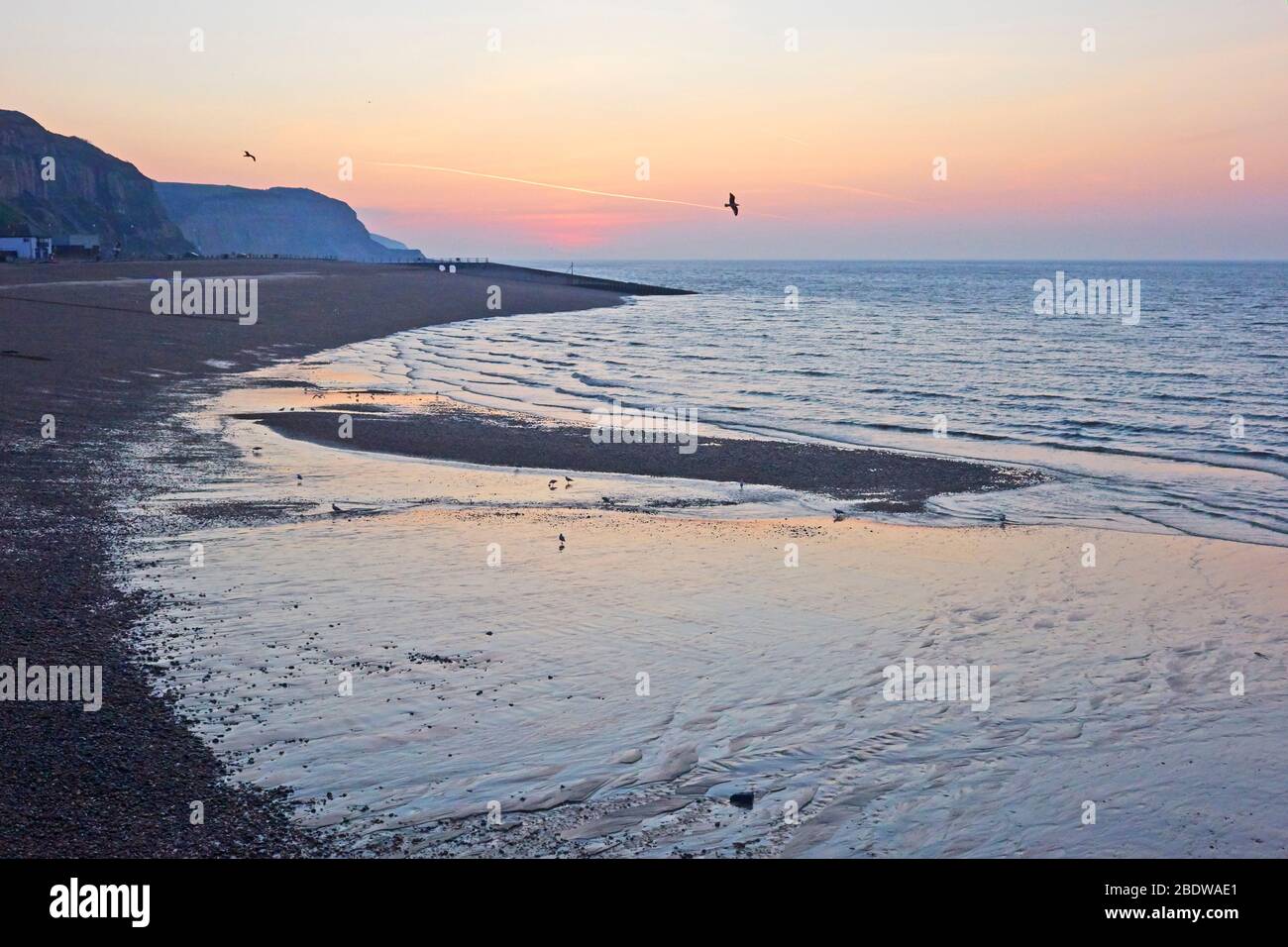 Hastings, East Sussex, Großbritannien. 10.. April 2020. An diesem Karfreitag ist ein weiterer heißer, sonniger Tag in Aussicht, und die Temperaturen steigen im Südosten auf 25 Grad an. Die Menschen werden angewiesen, zu Hause zu bleiben, abseits von Stränden und Schönheitsplätzen, und nur ihre erlaubten täglichen Übungen vor Ort zu machen. Um die Ausbreitung des Coronavirus COVID-19 Virus zu stoppen. C Clarke/Alamy Live News Stockfoto