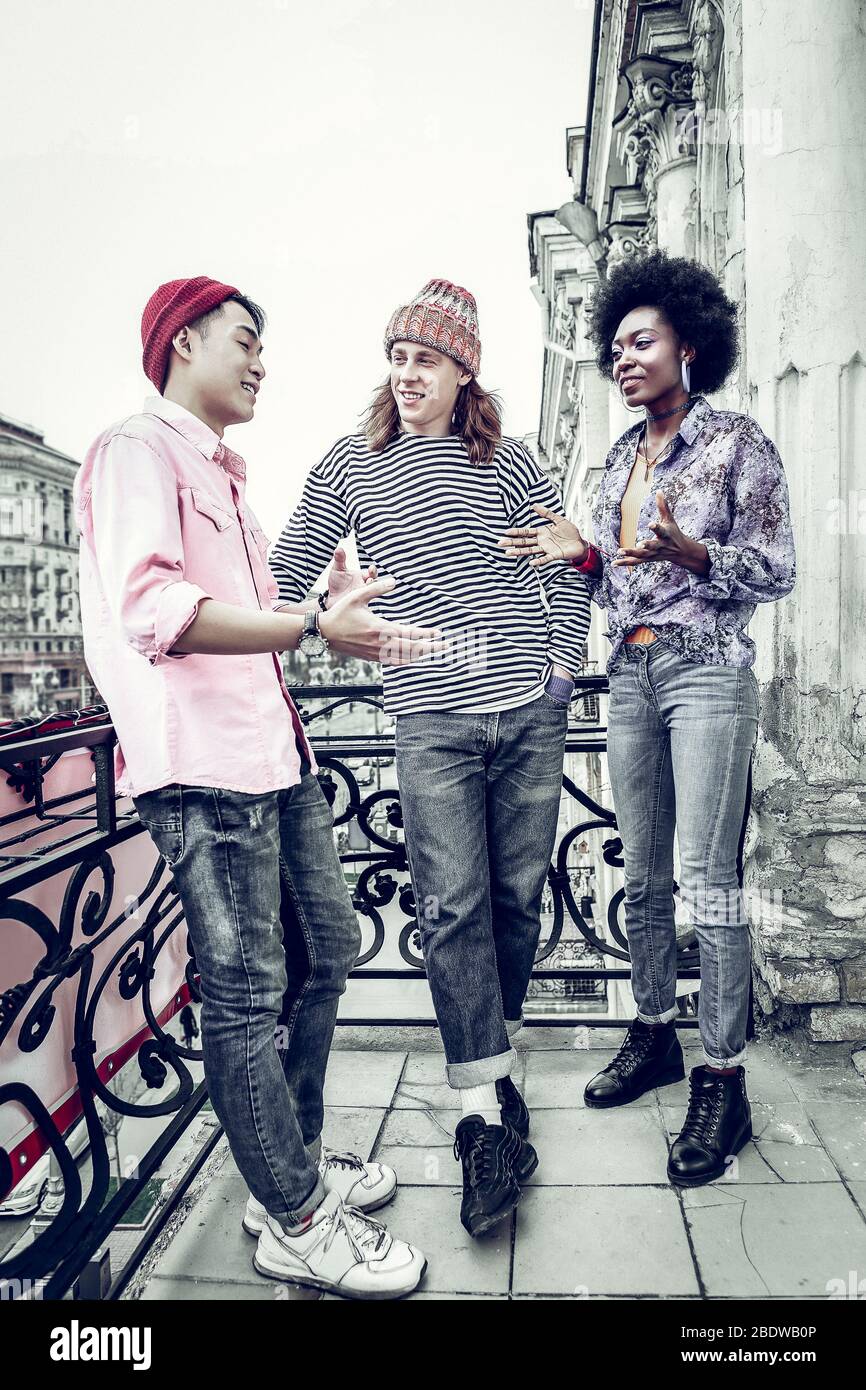 Positiv erfreut internationalen Mann im Gespräch mit seinen Kollegen Stockfoto