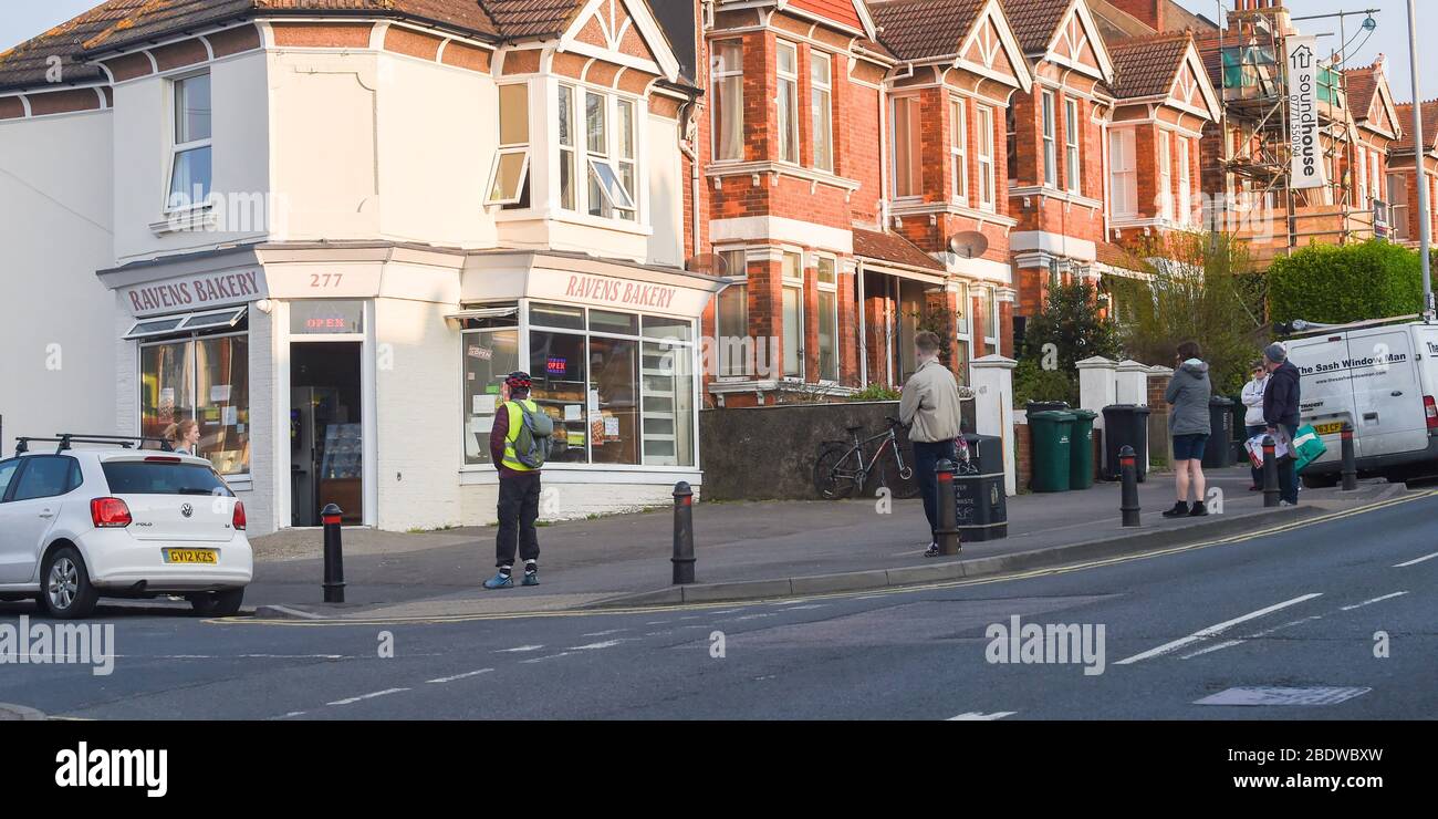 Brighton UK 10. April 2020 - die Käufer stehen am Karfreitagmorgen früh in der Ravens Bakery in Brighton an, wo sie für ihre heißen Brötchen berühmt sind. Die Regierung hat der Öffentlichkeit gesagt, während des Coronavirus COVID-19 Pandemiekrise am Osterwochenende nicht zu gehen. Quelle: Simon Dack / Alamy Live News Stockfoto