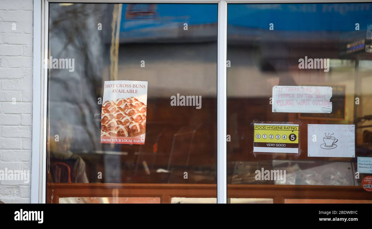 Brighton UK 10. April 2020 - die Käufer stehen am Karfreitagmorgen früh in der Ravens Bakery in Brighton an, wo sie für ihre heißen Brötchen berühmt sind. Die Regierung hat der Öffentlichkeit gesagt, während des Coronavirus COVID-19 Pandemiekrise am Osterwochenende nicht zu gehen. Quelle: Simon Dack / Alamy Live News Stockfoto