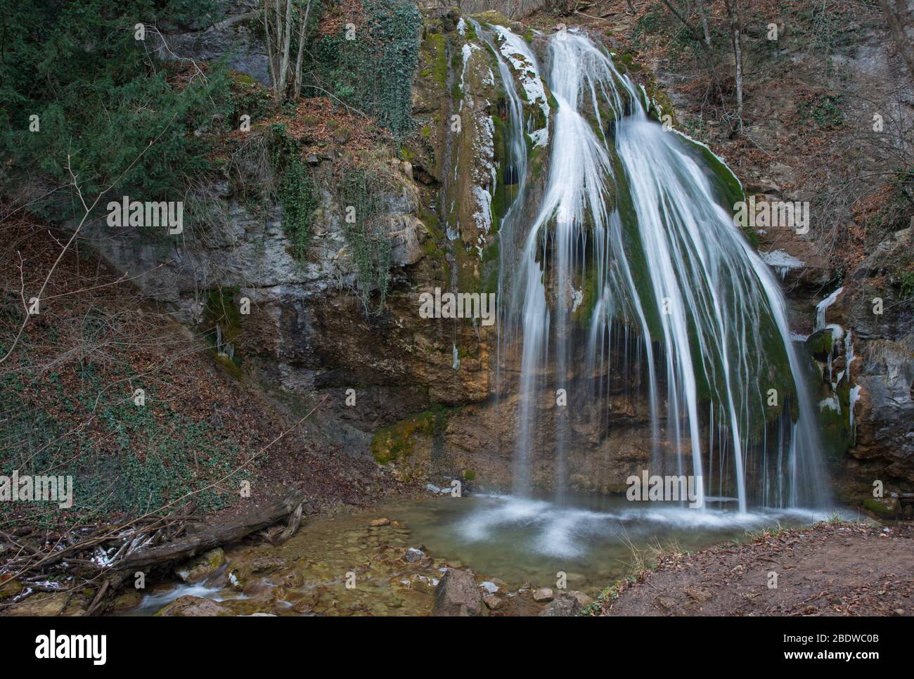 Djur-Djur Wasserfall (Krim Berge) im Winter beginnend. Auf dem Foto sind Schneeeinschlüsse und Eiszapfen zu sehen. Stockfoto