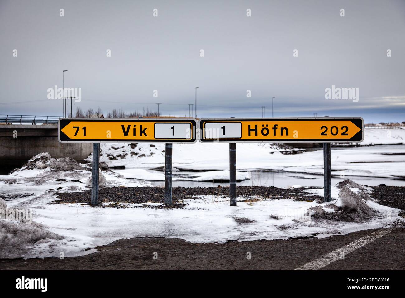 Straßenschilder nach Vik und Hof auf der südlichen Ringstraße, Island Stockfoto