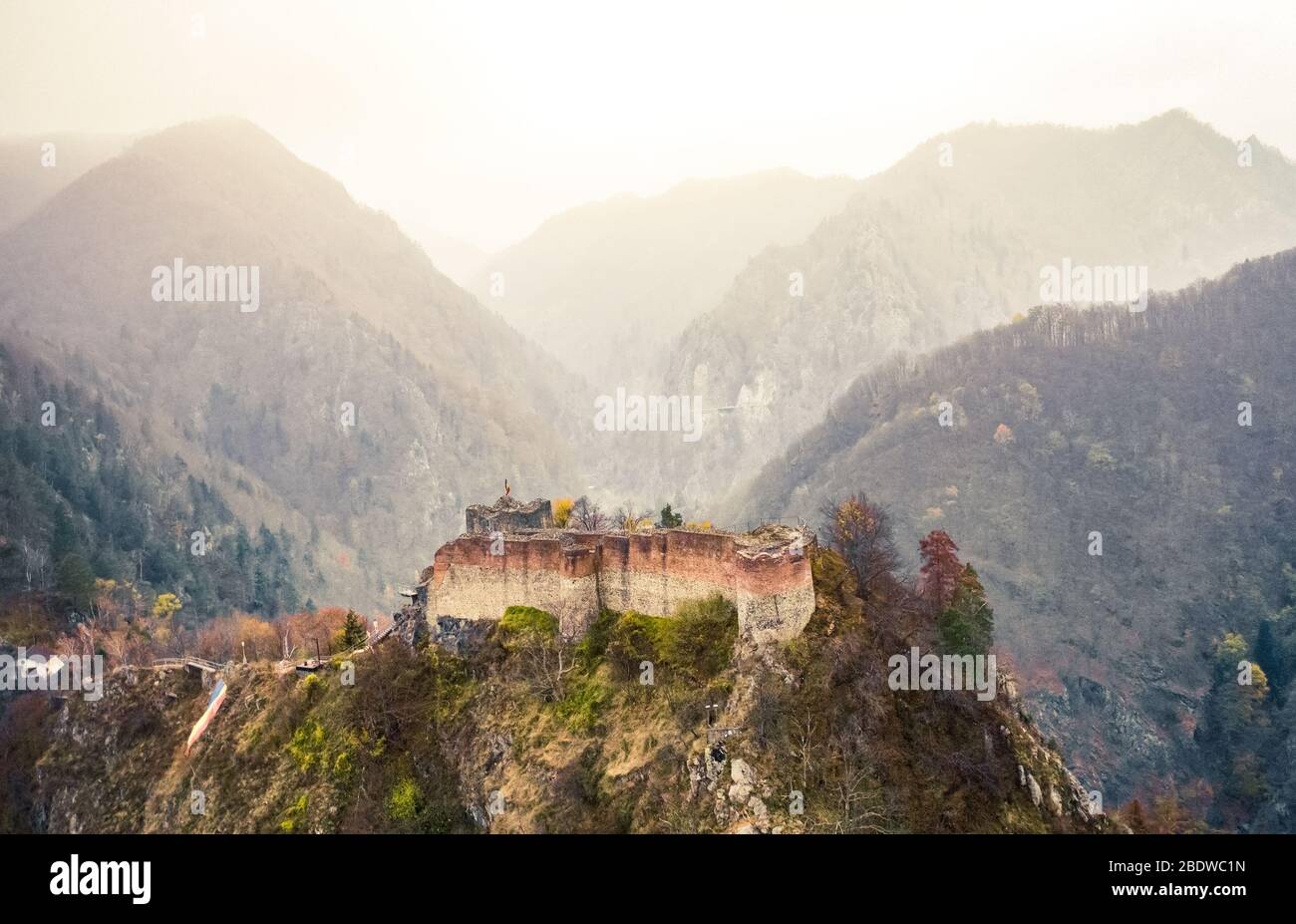 Berühmte Poenari Zitadelle auf dem Hintergrund der rumänischen Berge Stockfoto