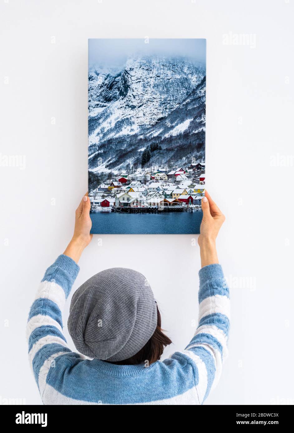 Mädchen hängen weiße Leinwand an der Wand Stockfoto