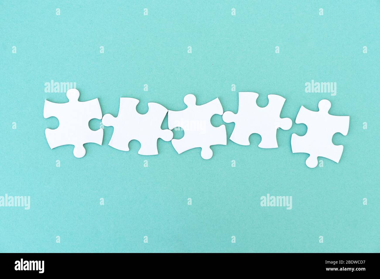 Puzzle Teile in einer Reihe für die Inschrift, 5 Stück Stockfoto