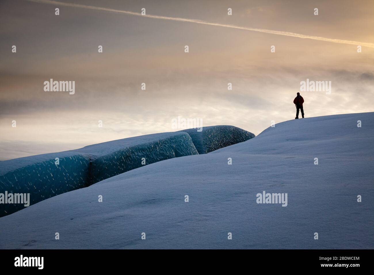 Ein Gletscherwanderführer steht auf dem Svinafellsjokull Gletscher und dem Auslassgletscher des Vatnajokull, Südisland Stockfoto