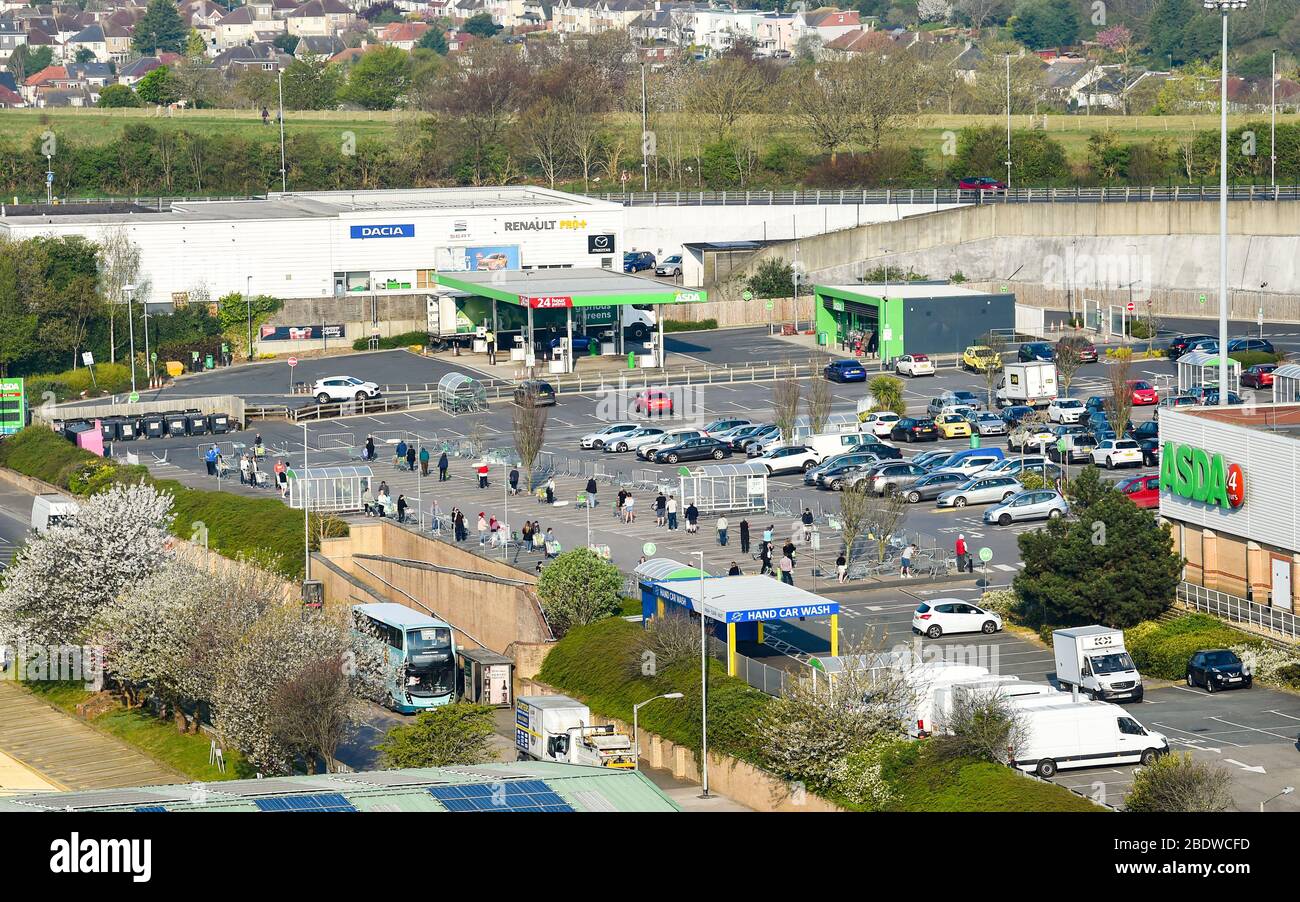 Brighton UK 10. April 2020 - die Käufer stehen am Karfreitagmorgen früh am Parkplatz des Asda Supermarktes in Hollingbury Brighton an. Die Regierung hat der Öffentlichkeit gesagt, nicht über das Osterwochenende zu gehen, trotz der Vorhersage gutes Wetter während der Coronavirus COVID-19 Pandemie-Krise . Quelle: Simon Dack / Alamy Live News Stockfoto