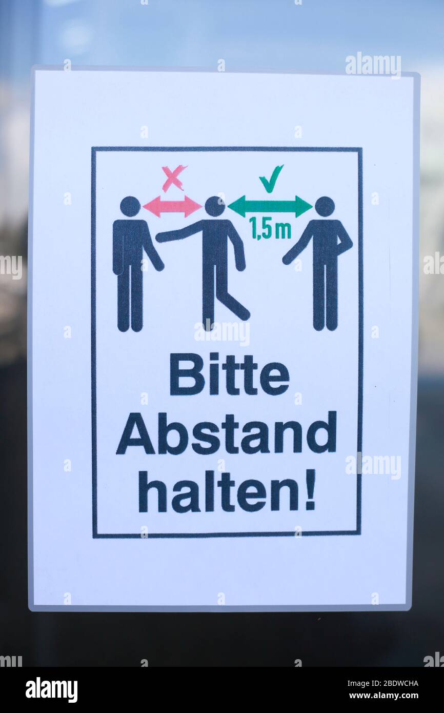 Schild Bitte halten Sie Ihre Distanz, Mindestabstand wegen Corona-Virus, Deutschland, Europa Stockfoto