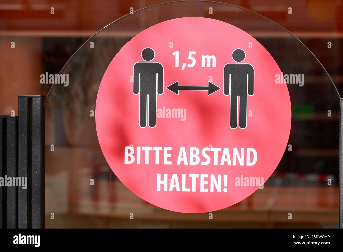 Schild Bitte halten Sie Ihre Distanz, Mindestabstand wegen Corona-Virus, Deutschland, Europa Stockfoto