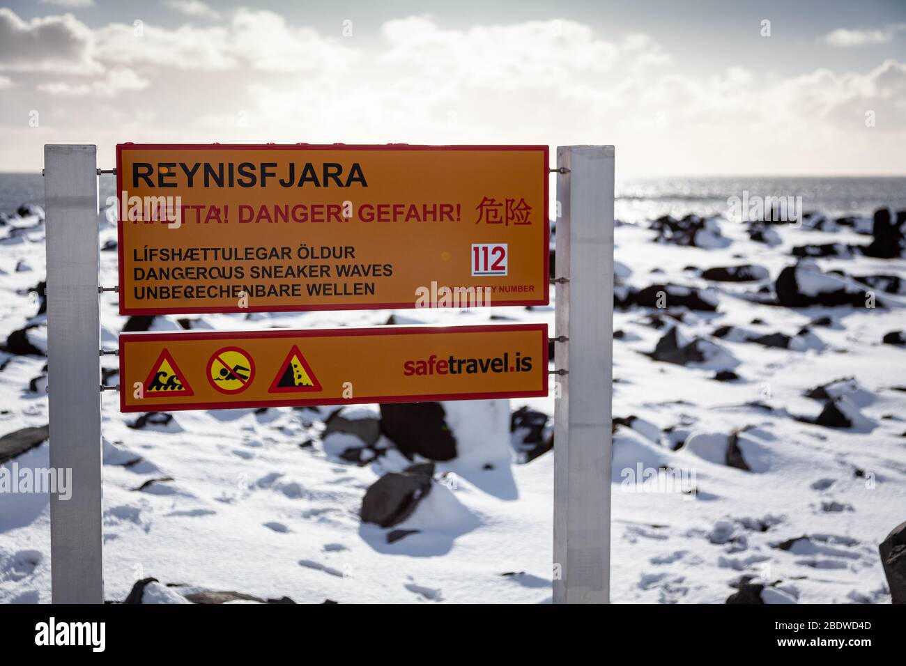 Warnschild am Eingang zum berühmten schwarzen Sandstrand Reynisfjara in Vík í Mýrdal an der Südküste Islands Stockfoto