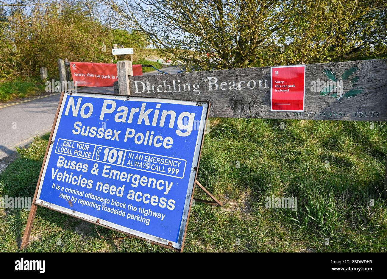 Brighton UK 10. April 2020 - die Polizei hat den Parkplatz am Ditchling Beacon, einem bekannten Schönheitsfleck entlang des South Downs Way in der Nähe von Brighton, geschlossen. Die Regierung hat der Öffentlichkeit gesagt, nicht über das Osterwochenende zu gehen, trotz der Vorhersage gutes Wetter während der Coronavirus COVID-19 Pandemie-Krise . Quelle: Simon Dack / Alamy Live News Stockfoto