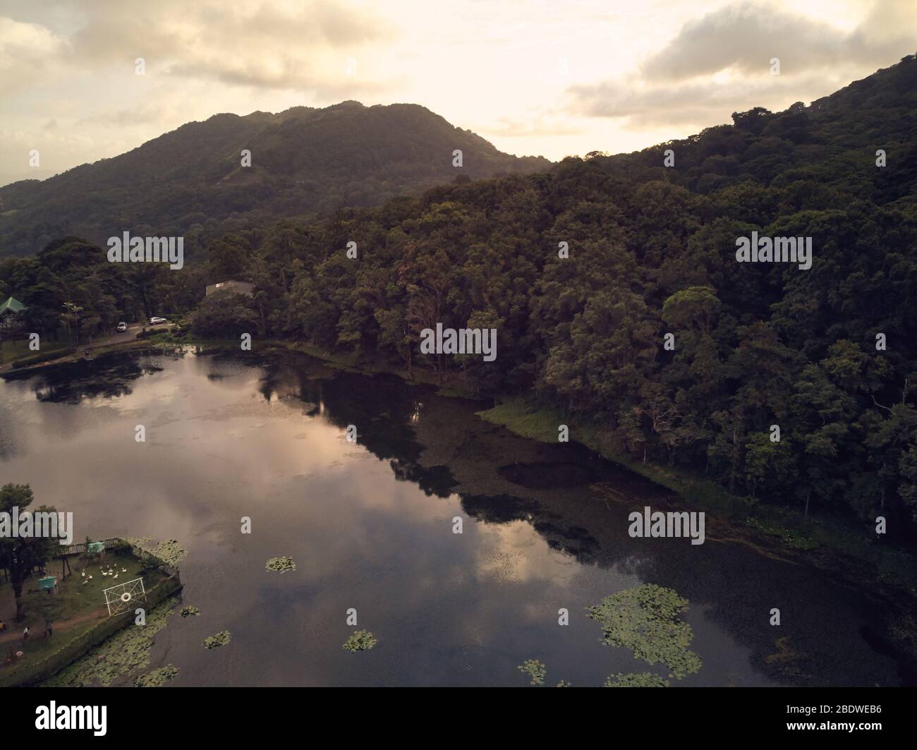 Kleiner See in Berglandschaft Luftdrohne Blick Stockfoto
