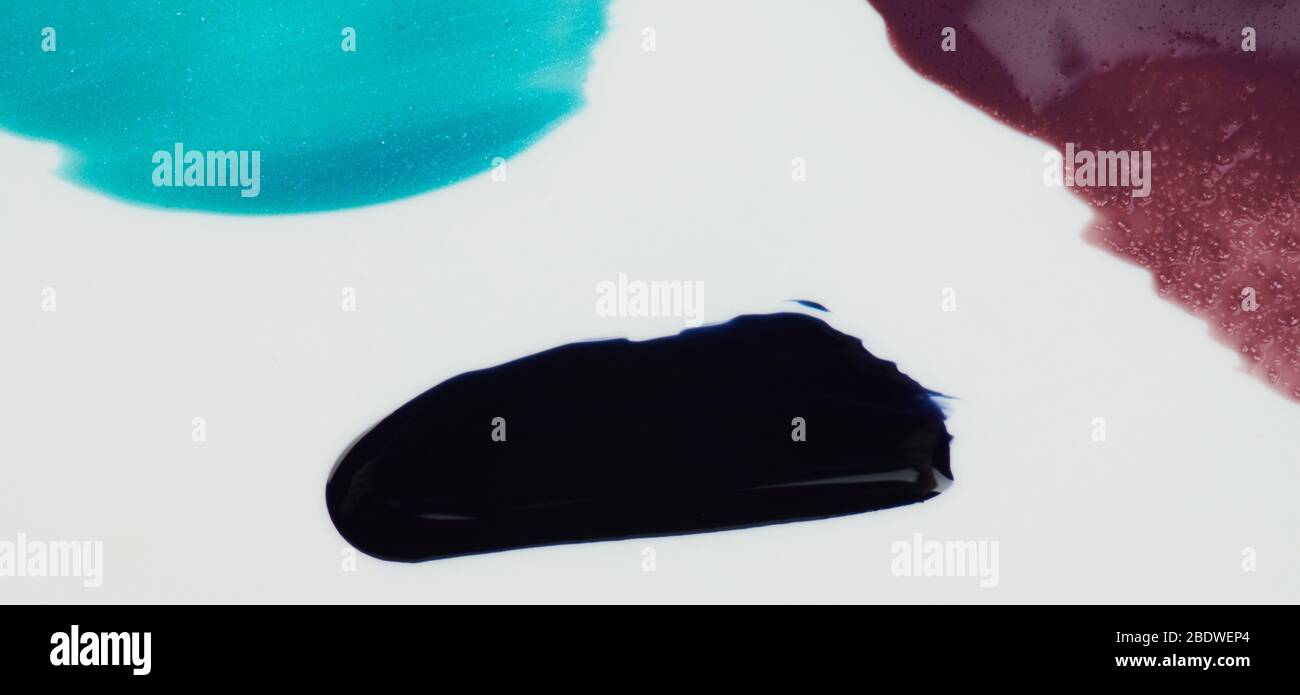 Dunkelblaue Farbe Strich isoliert auf weißem Hintergrund Nahaufnahme Stockfoto