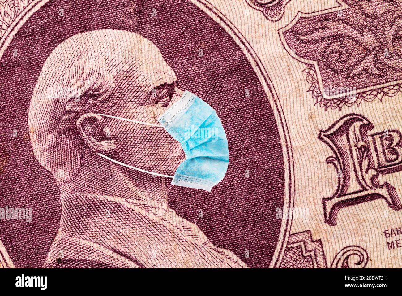 Blaue medizinische Maske, Schutz gegen Coronavirus. Bild von Lenin auf einer alten sowjetischen fünfundzwanzig Rubel Note, Nahaufnahme Stockfoto