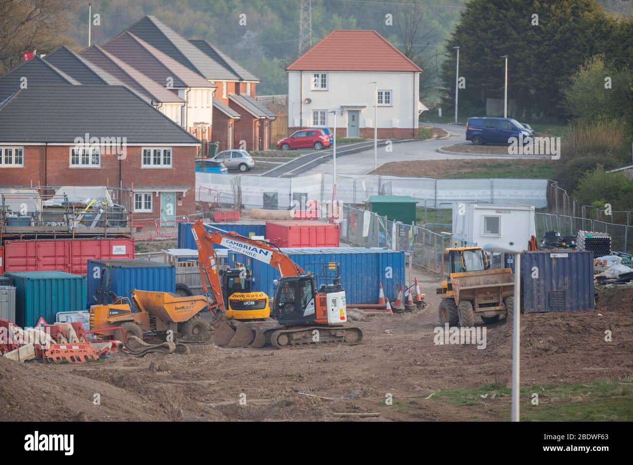 Eine teilweise fertiggestellte neue Wohnsiedlung am Stadtrand von Cardiff, April 2020. Stockfoto