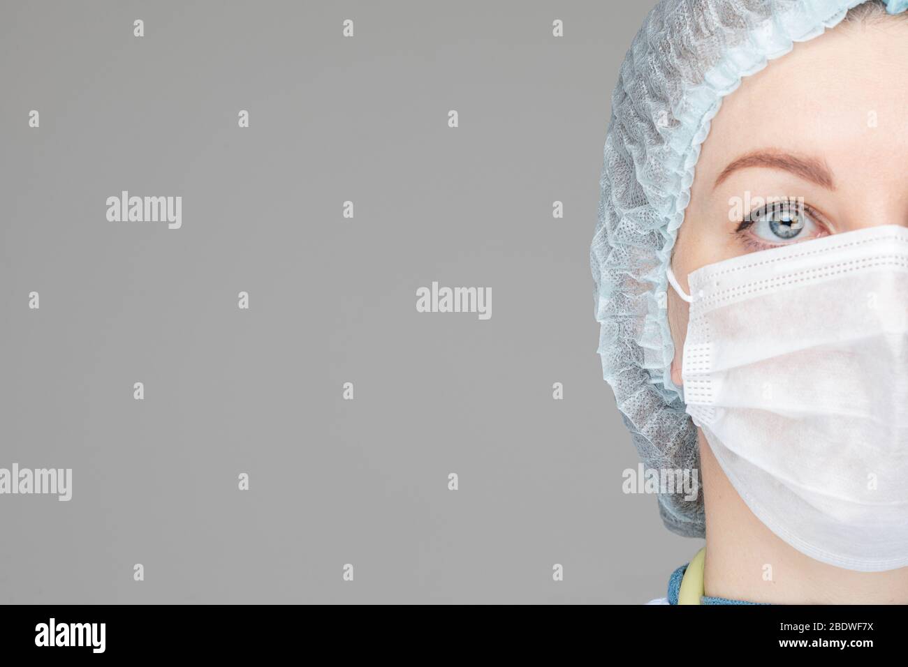 Arzt in Maske und Hut. COVID-19. Schutzmethoden. Stockfoto