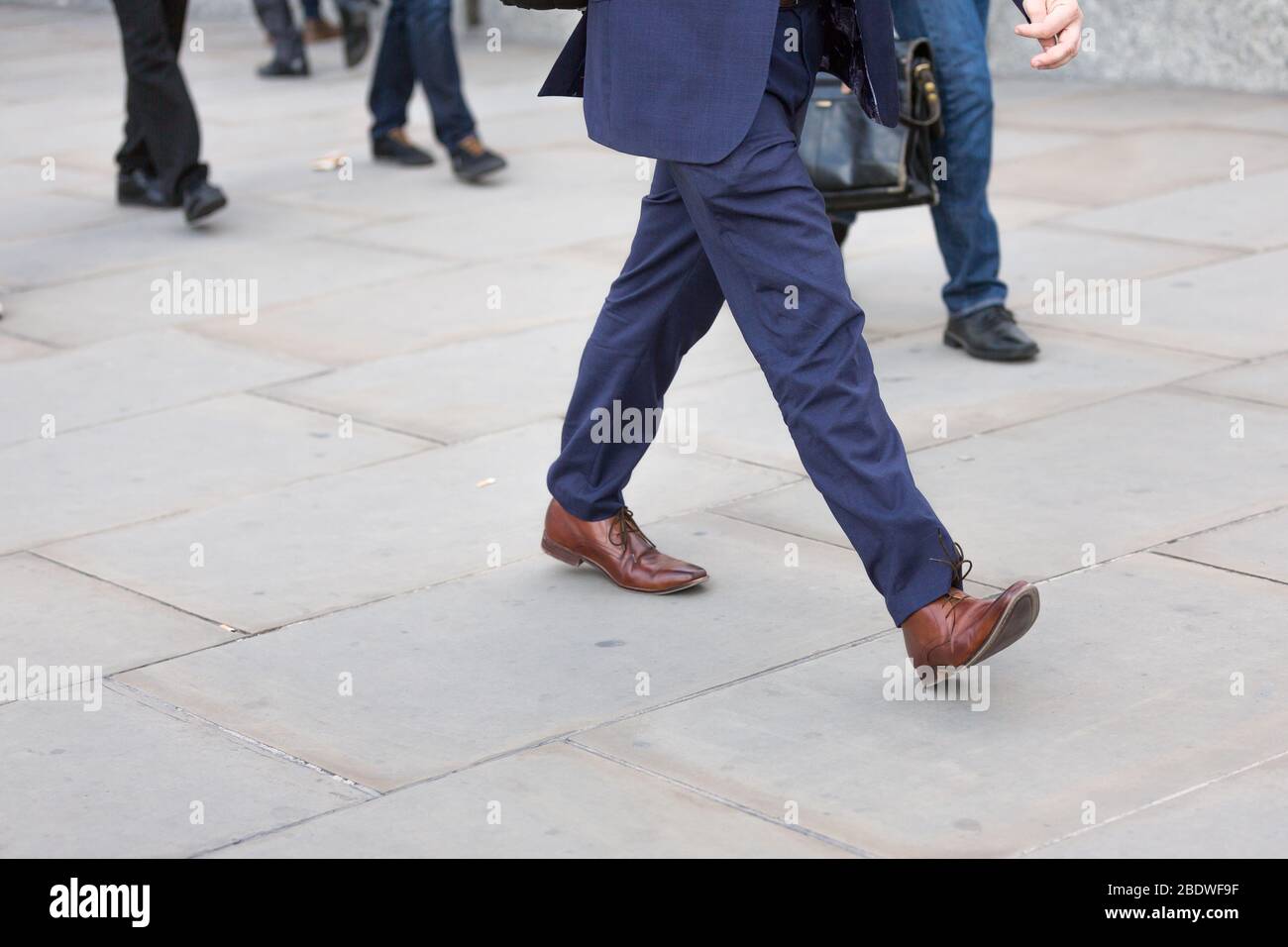 Geschäftsmann mit braunen Schuhen zu Fuß Stockfoto